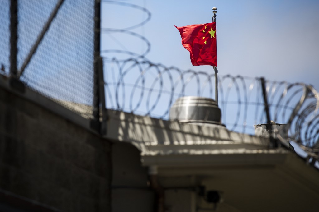 Le drapeau chinois flotte derrière des barbelés au consulat général de la République populaire de Chine à San Francisco, Californie, le 23 juillet 2020. (AFP)