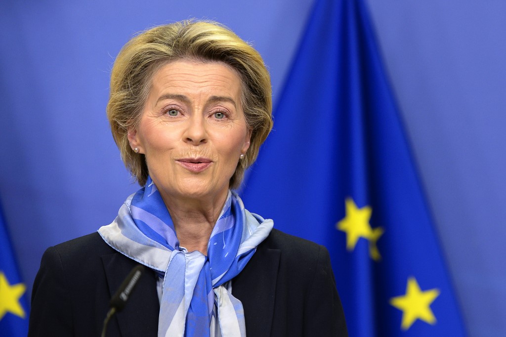 La présidente de la Commission européenne, Ursula von der Leyen, prononce un communiqué de presse après que l'Agence européenne des médicaments (EMA) ait donné le feu vert aux pays européens pour commencer les vaccinations contre la Covid-19 dans les prochains jours. (AFP)