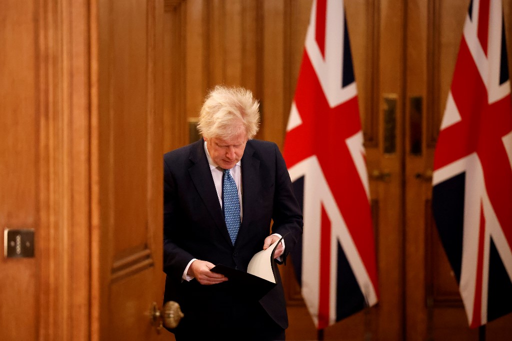 Le Premier ministre britannique Boris Johnson arrive pour prendre la parole lors d'une conférence de presse virtuelle au 10 Downing Street, dans le centre de Londres, le 21 décembre 2020 (AFP)