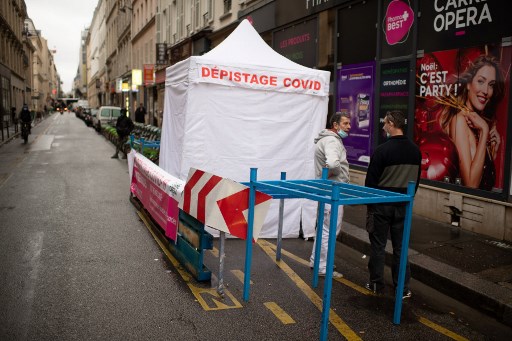 Virus: l'UE tente d'harmoniser l'isolement du Royaume-Uni et vaccinera dès dimanche