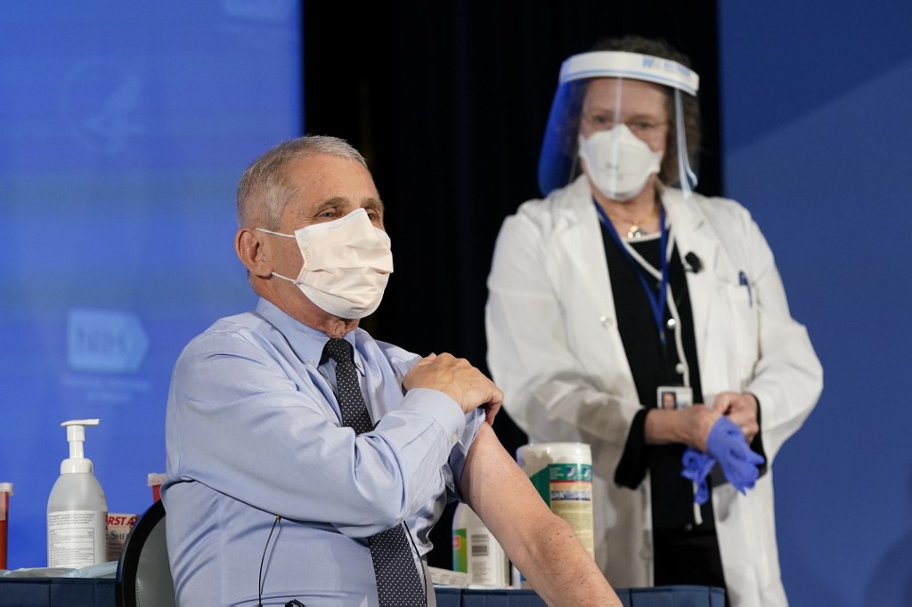 Anhony Fauci est parmi les premiers à recevoir, devant les caméras, une dose du vaccin Moderna, développé en partenariat avec l'Institut national des allergies et les maladies infectieuses qu'il dirige depuis 1984, et autorisé vendredi aux Etats-Unis. (AFP)