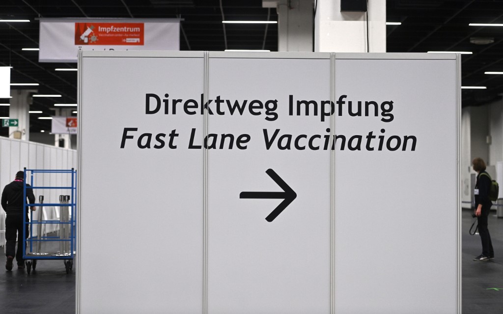 Un panneau indiquant la «vaccination par voie rapide» au centre de vaccination contre le coronavirus de Cologne. (AFP)