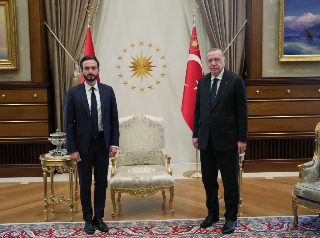 Le service de presse présidentiel turc montre le président turc Recep Tayyip Erdogan et le président de la Cour européenne des droits de l'homme. (AFP)