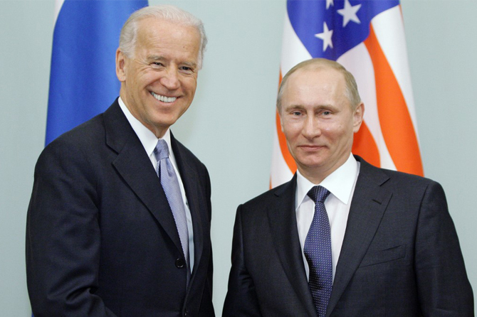 Photo de fichier prise le 10 mars 2011 dans laquelle le Premier ministre russe Vladimir Poutine serre la main du vice-président américain de l'époque, Joe Biden lors de leur réunion à Moscou. (AFP)