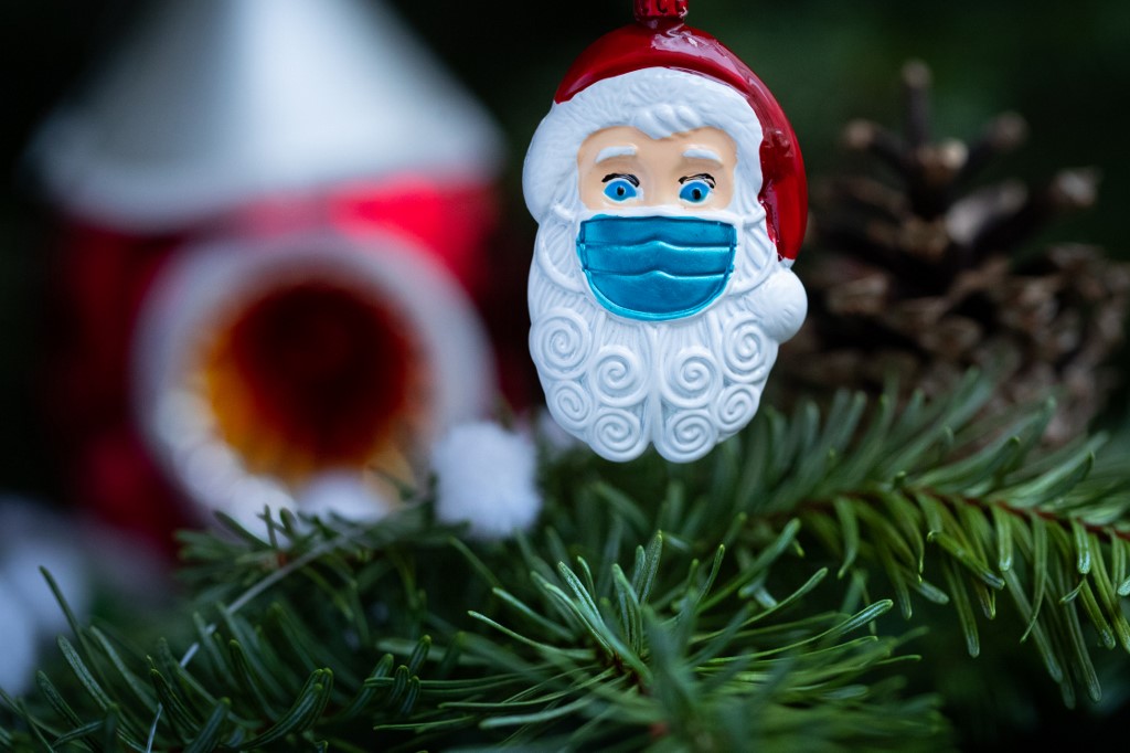 Cette photo prise à Paris le 22 décembre 2020 montre une décoration de Noël du Père Noël avec un masque de protection. (AFP)