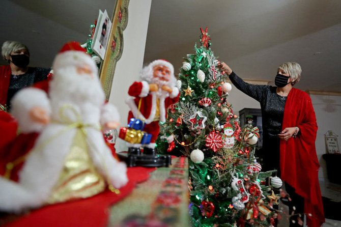La chrétienne palestinienne Ghada Abu Daoud décore sa maison avant Noël dans la ville de Gaza. Photo prise le 21 décembre 2020 (Reuters)
