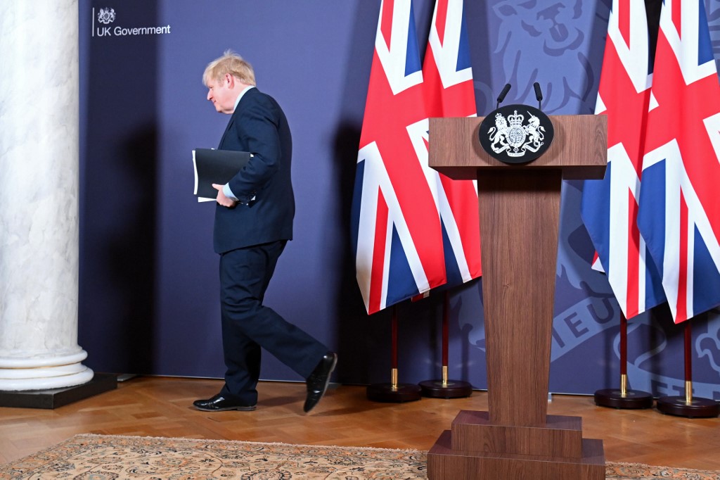 Le Premier ministre britannique Boris Johnson part après avoir tenu une conférence de presse à distance pour informer le pays de l'accord commercial post-Brexit, au 10 Downing Street, dans le centre de Londres, le 24 décembre 2020. (AFP)