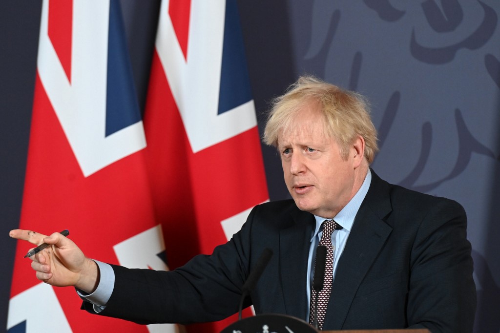 Le Premier ministre britannique Boris Johnson fait des gestes alors qu'il tient une conférence de presse à distance pour informer le pays de l'accord commercial post-Brexit, au 10 Downing Street, dans le centre de Londres, le 24 décembre 2020. (AFP)