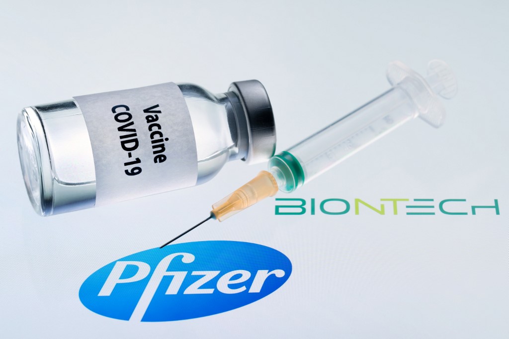 Une photo d'illustration, prise le 23 novembre 2020, montre une bouteille indiquant «Vaccin Covid-19» et une seringue avec le logo Pfizer et BioNTech. (AFP)