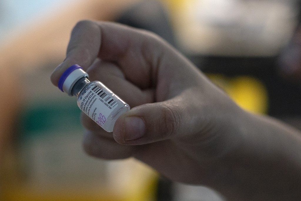 Une infirmière prépare un vaccin Pfizer dans le cadre du plan de vaccination Covid-19 du Chili à l'hôpital Posta Central de Santiago, le 24 décembre 2020. (AFP)