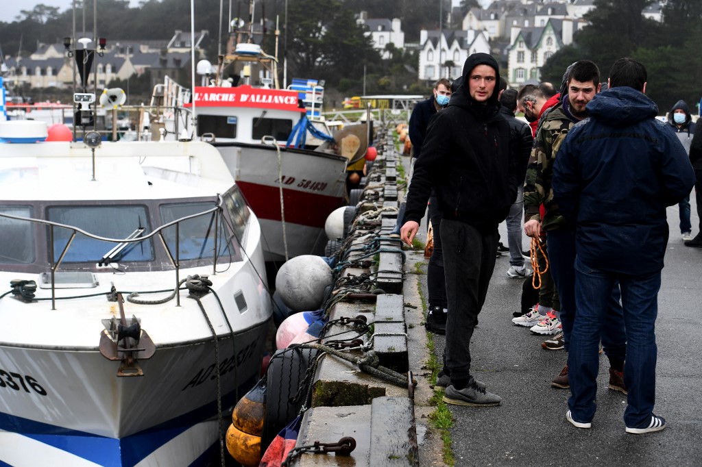 Une cinquantaine de pêcheurs se rassemblent au port d'Audierne, en Bretagne, le 22 décembre 2020 pour protester contre les pratiques des chalutiers français qui sont, disent-ils, un gaspillage et un pillage des ressources halieutiques. (AFP)