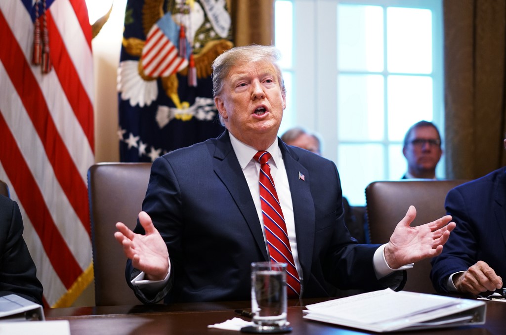 Le plan de relance sur le bureau de Trump, le signera-t-il?