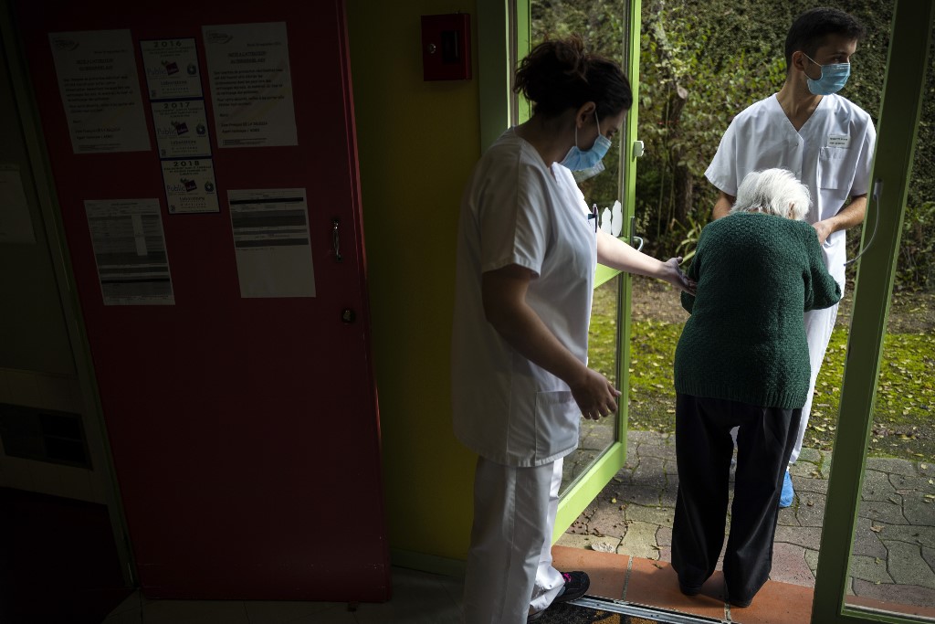 Covid: la vaccination lancée dimanche dans deux établissements pour personnes âgées