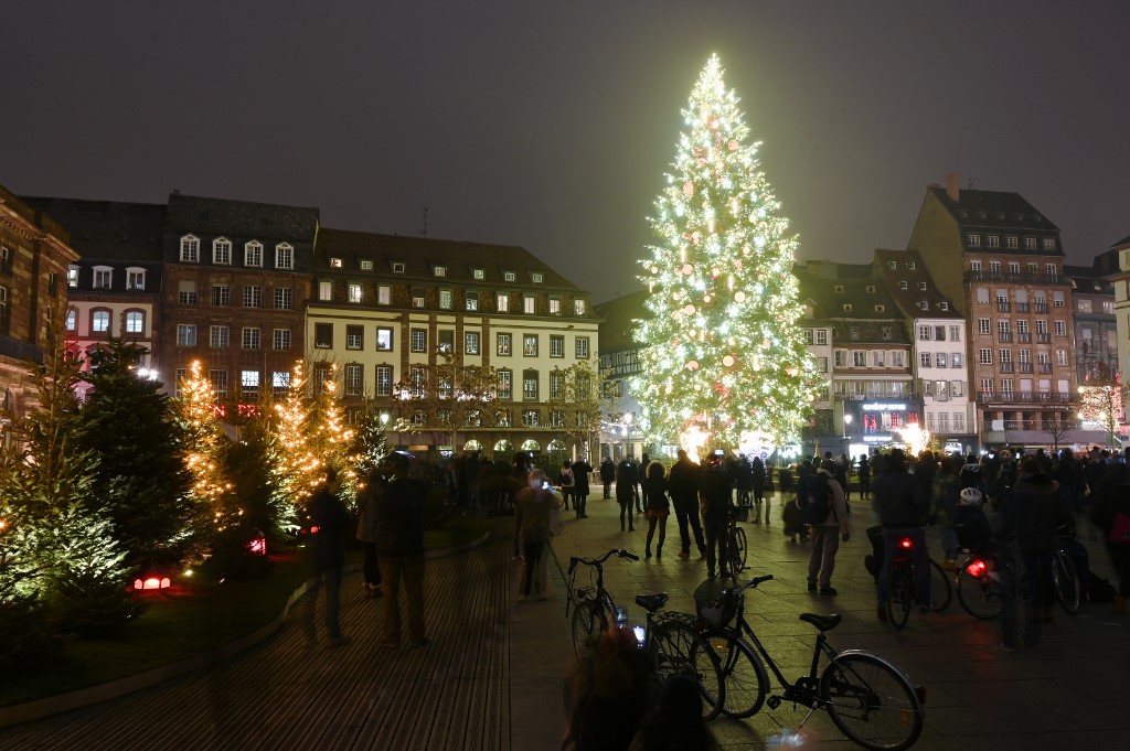 Les piétons regardent le sapin de Noël géant sur la place principale de Strasbourg, dans l'est de la France, le 27 novembre 2020. (AFP)