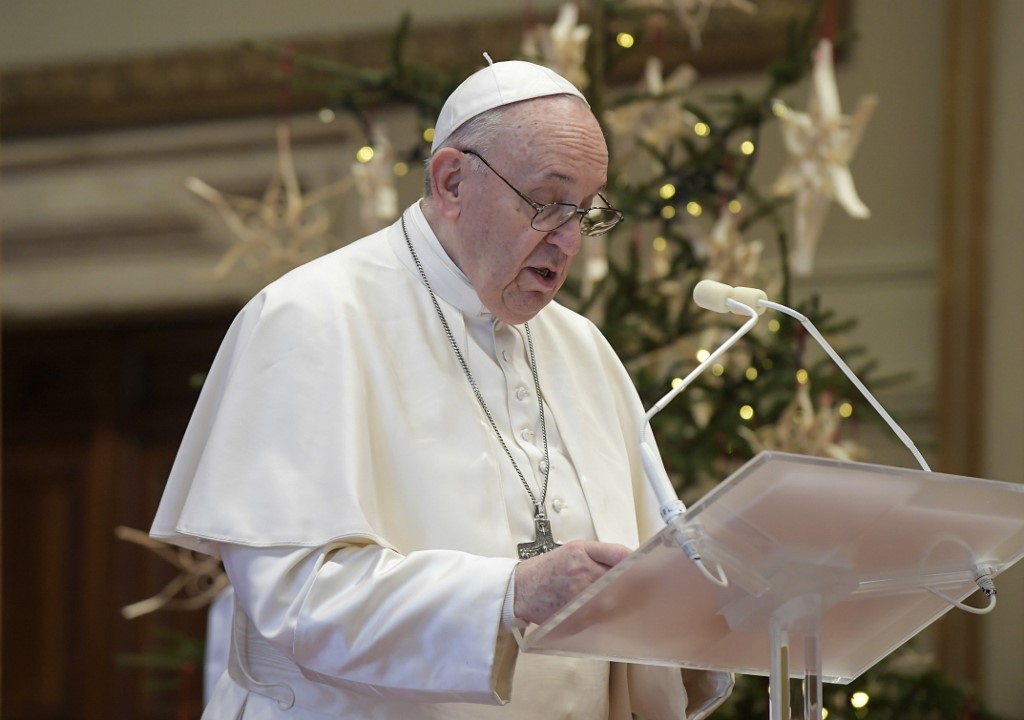 Cette photo prise le 25 décembre 2020 et publiée par le bureau de presse du Vatican, les médias du Vatican, montre le pape François en train de livrer sa bénédiction Urbi et Orbi diffusée en direct depuis la salle de bénédiction du Vatican. (AFP)