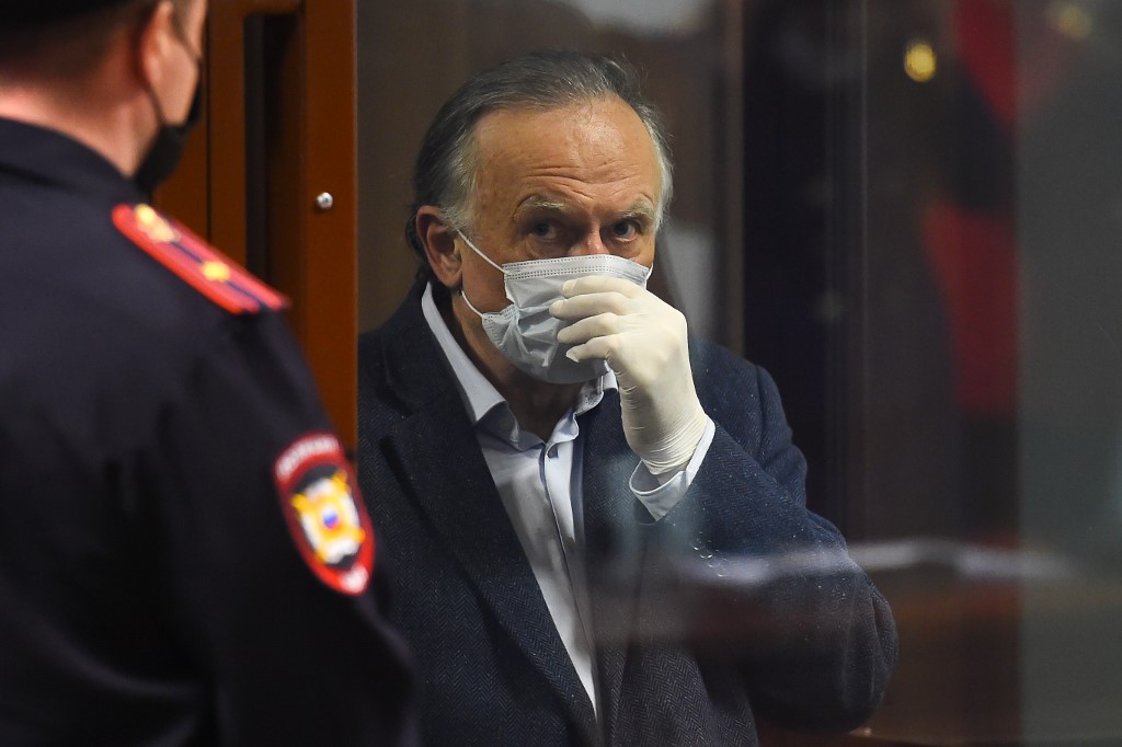 L'historien russe Oleg Sokolov, accusé du meurtre et du démembrement de son ancienne étudiante, se tient dans la cage d'un accusé lors de son audience de verdict à Saint-Pétersbourg, le 25 décembre 2020. (AFP)