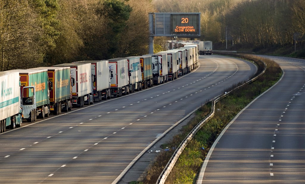 Des camions de fret restent en attente sur l'autoroute M20, en direction sud, menant au port de Douvres, à Ashsford, dans le sud-est de l'Angleterre, le 25 décembre 2020. (AFP)