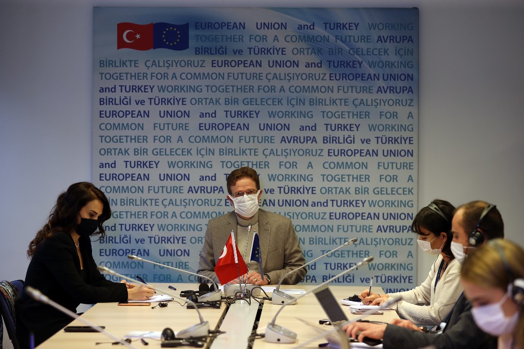 L'ambassadeur de l'Union européenne et chef de la délégation de l'Union européenne en Turquie Nikolaus Meyer-Landrut (C) s'exprime lors d'une conférence de presse sur d'éventuelles sanctions pour la crise de la Méditerranée orientale, au bâtiment de l'Union européenne à Ankara le 11 décembre 2020. (AFP)