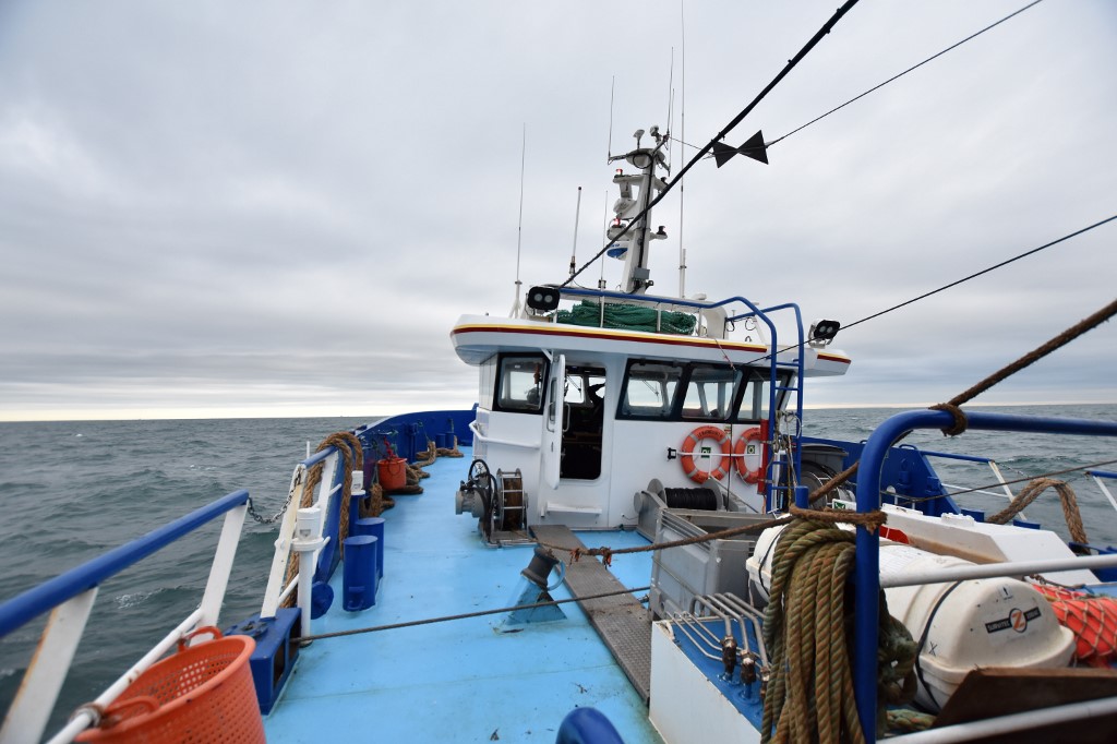 Cette photo, prise le 28 septembre 2020, montre le chalutier français «Le Marmouset III» quittant le port de Boulogne-sur-Mer en direction des eaux britanniques dans la Manche. (AFP)