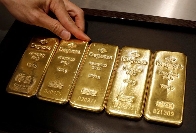 Une employée montre des lingots d’or dans une boutique Degussa à Singapour, le 16 juin 2017. (Reuters)