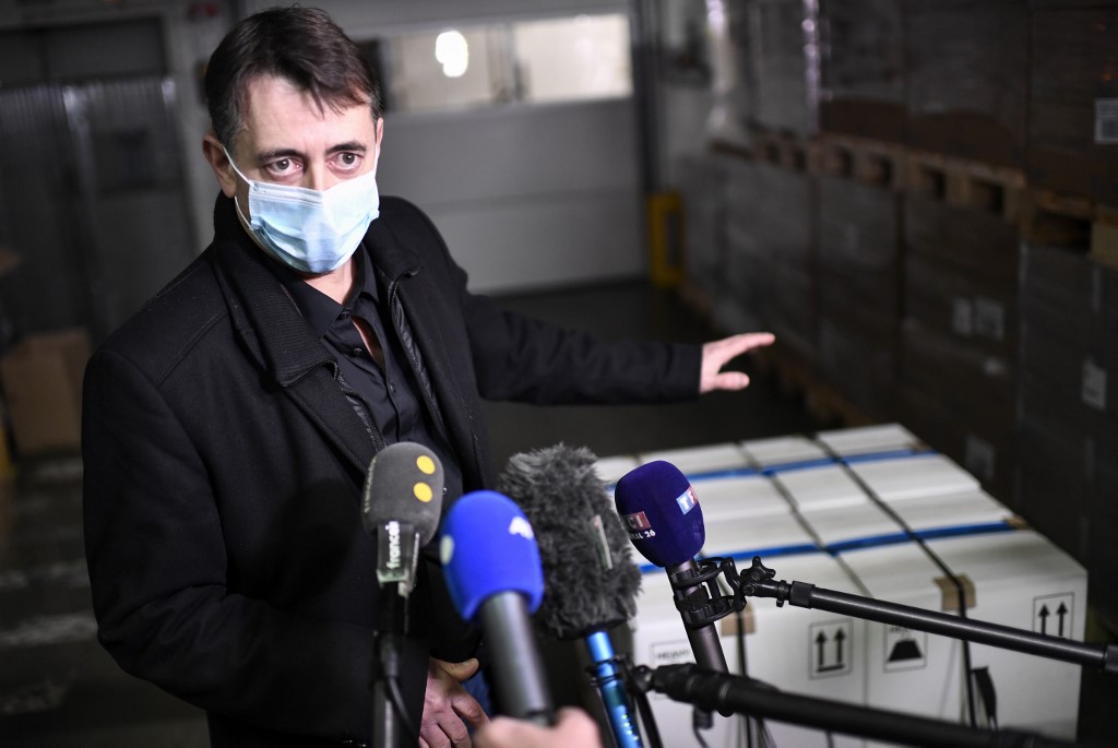 Covid-19: les premières doses de vaccin sont arrivées en France