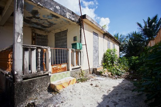 En Guadeloupe, des habitants délogés de la côte rongée par l'érosion