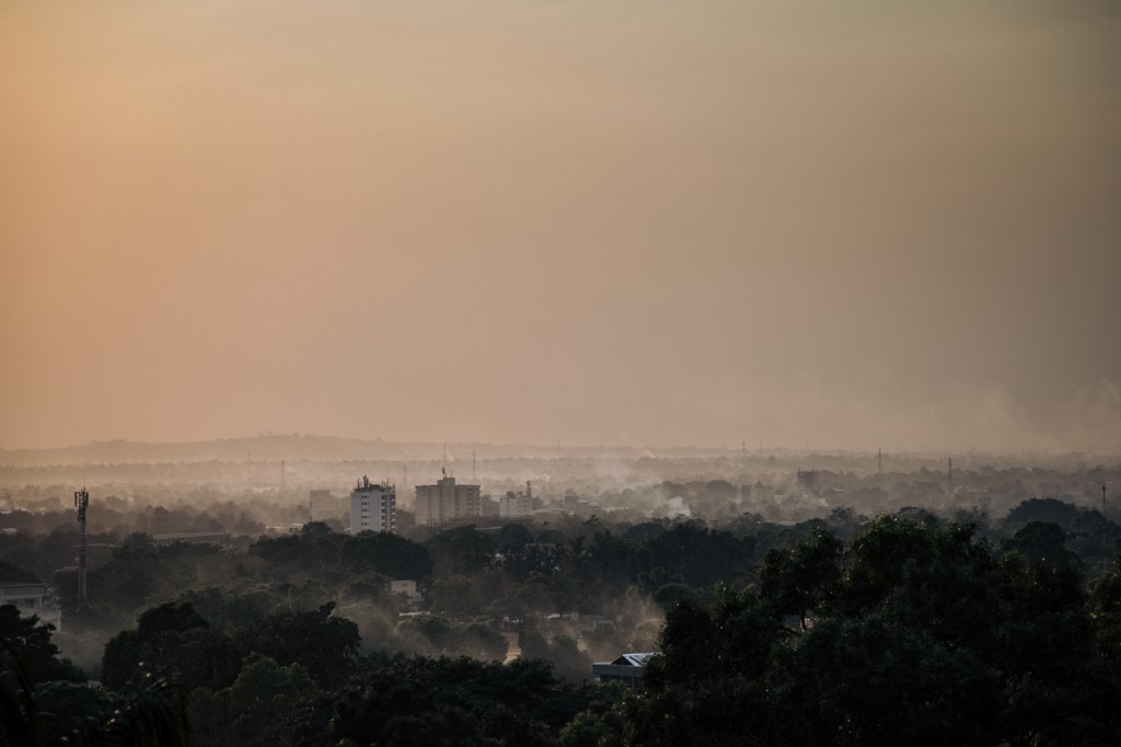 Ville de Bangui, capitale de la République centrafricaine, au coucher du soleil. A deux jours des élections présidentielles et législatives, la situation sécuritaire dans le pays est très tendue, les rebelles étant à moins de 100 km de la capitale. (AFP)