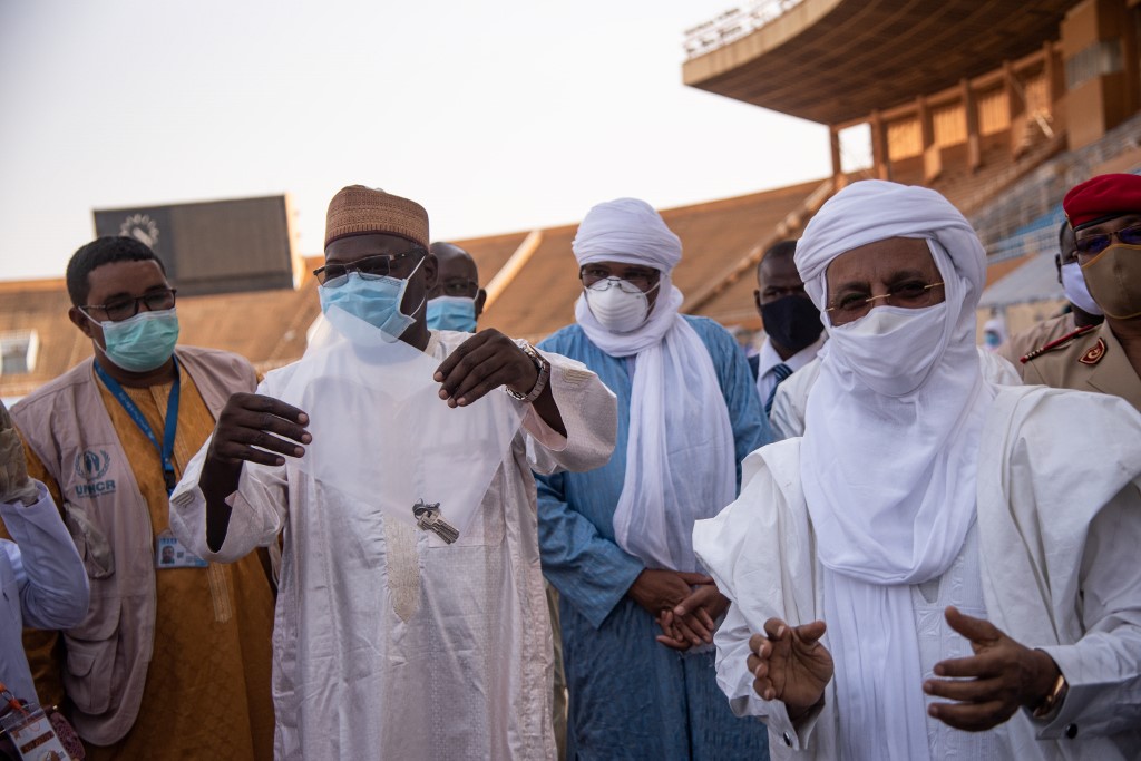 Le ministre nigérien de la Jeunesse et des Sports, Moctar Kassoum (2e - L) portant un masque de protection. (AFP)