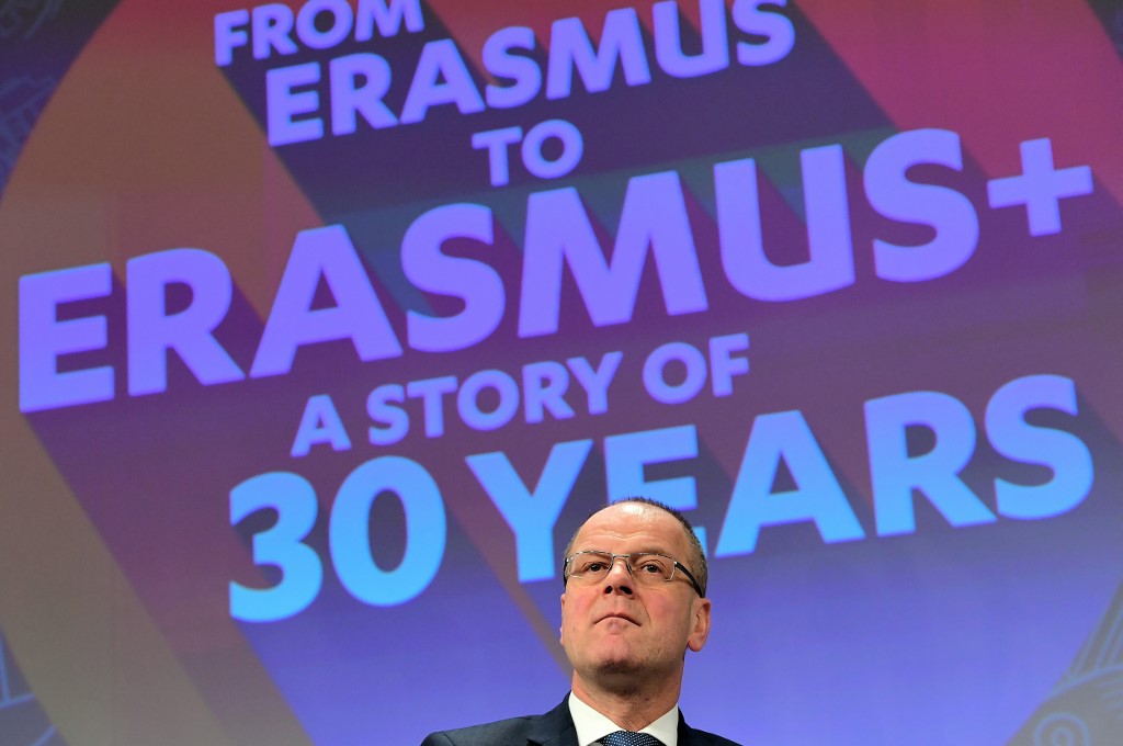 Le commissaire européen à l'éducation, à la culture, à la jeunesse et au sport, Tibor Navracsics, s'adresse à une conférence de presse sur le 30e anniversaire du programme Erasmus, à la Commission européenne à Bruxelles le 26 janvier 2017. (AFP)