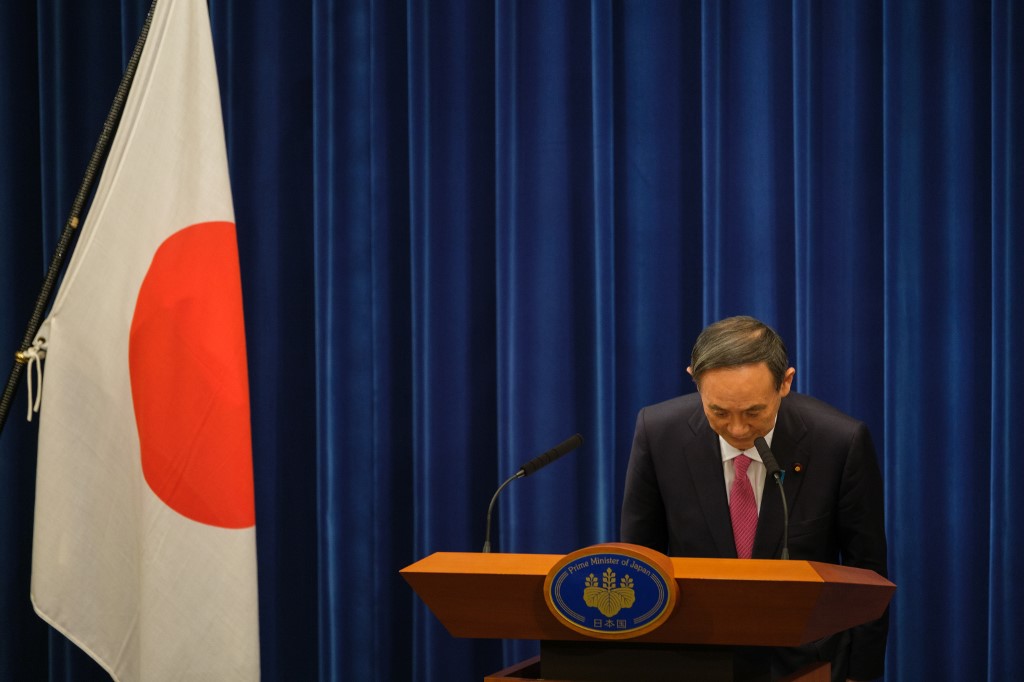 Le Premier ministre japonais Yoshihide Suga s'incline après une conférence de presse sur le coronavirus COVID-19 à Tokyo le 25 décembre 2020. (AFP)