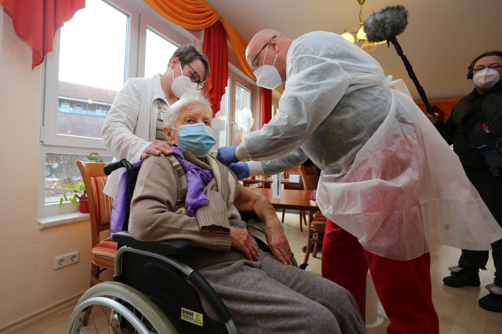 Les résidents des maisons de retraite, les seniors de plus de 80 ans et le personnel soignant seront les premiers à être immunisés.(AFP)