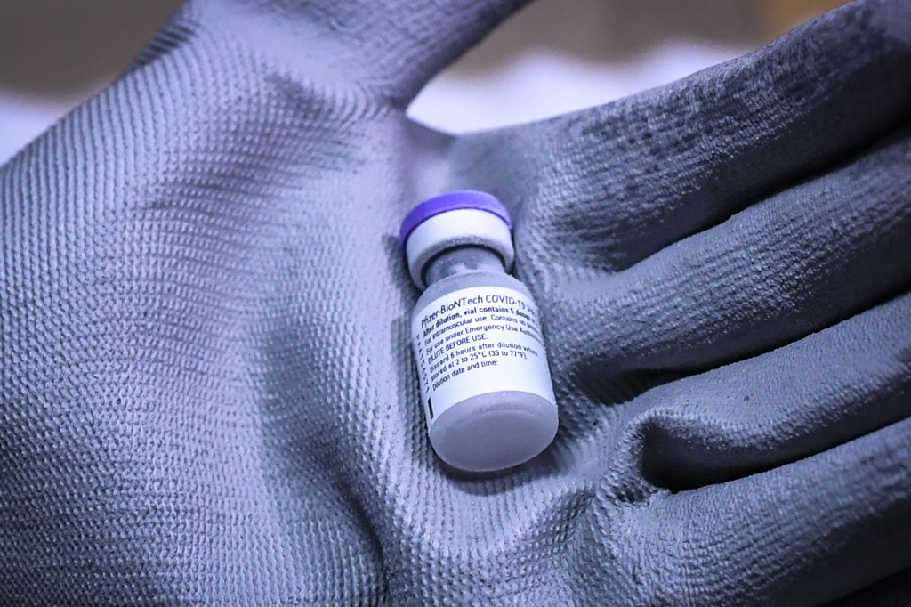 Le vaccin développé par l'américain Pfizer et l'allemand BioNTech était très attendu en France: le virus circule toujours activement (plus de 20 000 nouvelles contaminations en 24 heures jeudi et vendredi, et 3 000 samedi, avec la trêve de Noël) . (AFP)