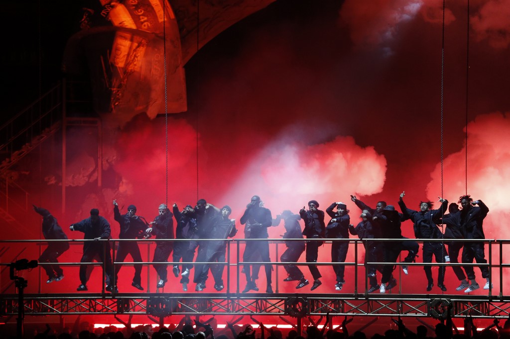 Ousmane Sy »a poursuivi par le geste chorégraphique une recherche esthétique influencée autant par le corps de ballet, que par l'esprit freestyle du hip hop.(AFP)