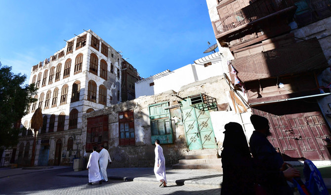 Des piétons circulent à Al-Balad, un quartier historique de Djeddah, le 11 janvier 2020. (AFP)