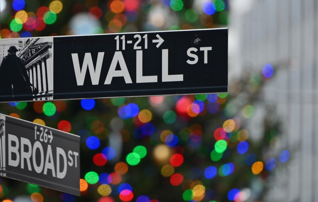 La Bourse de New York évoluait en nette hausse à l'ouverture lundi, pour sa dernière semaine de l'année, après que le président Donald Trump a finalement signé le plan d'aide à l'économie américaine.(AFP)