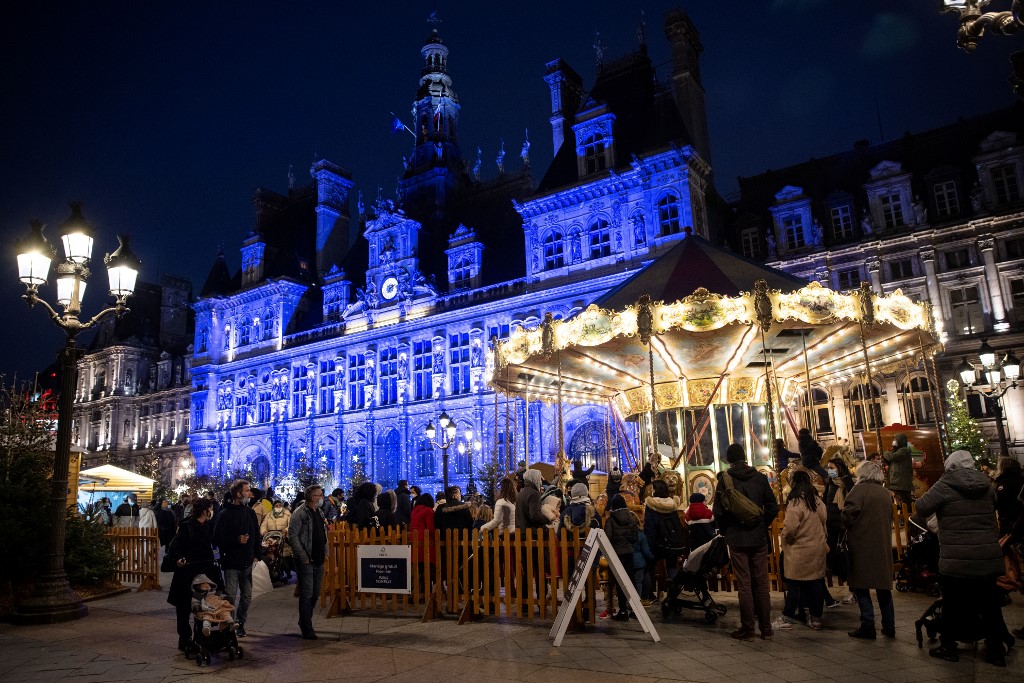 L'hôtel de ville illuminé sur la Place de l'Hôtel de Ville à Paris. (AFP)