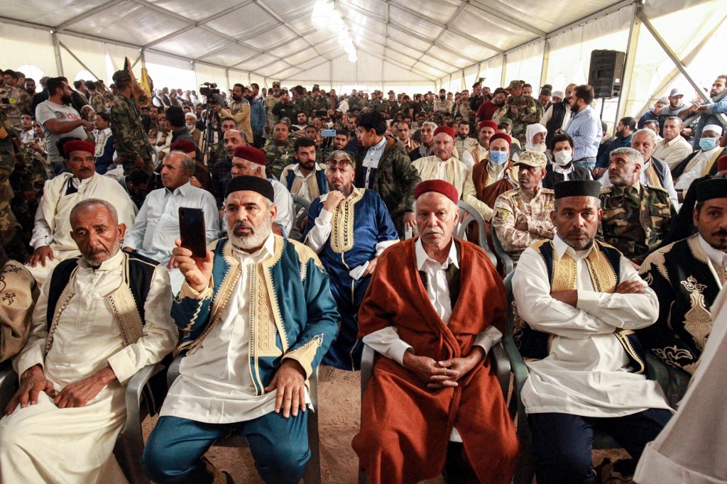 Les participants regardent en tant que membres de la «Saiqa» (forces spéciales) de l'Armée nationale libyenne autoproclamée (ANL), fidèles à l'homme fort de l'Est Khalifa Haftar, 6 novembre 2020. (AFP)