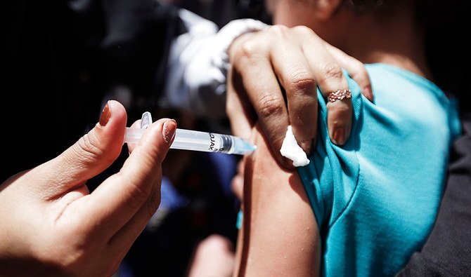 Un enfant yéménite reçoit un vaccin contre la diphtérie dans un centre de santé de la capitale Sanaa, sur cette photo d'archive prise le 14 mars 2018 (AFP)