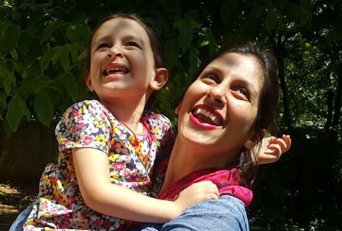 Nazanin Zaghari-Ratcliffe (à droite), embrassant sa fille Gabriella à Damavand, en Iran, est détenue en Iran depuis 2016 (Fichier/AFP)