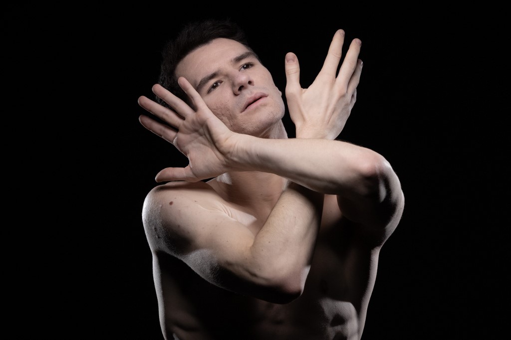 Le danseur Paul Marque, lors d'une séance photo à Paris. (AFP)