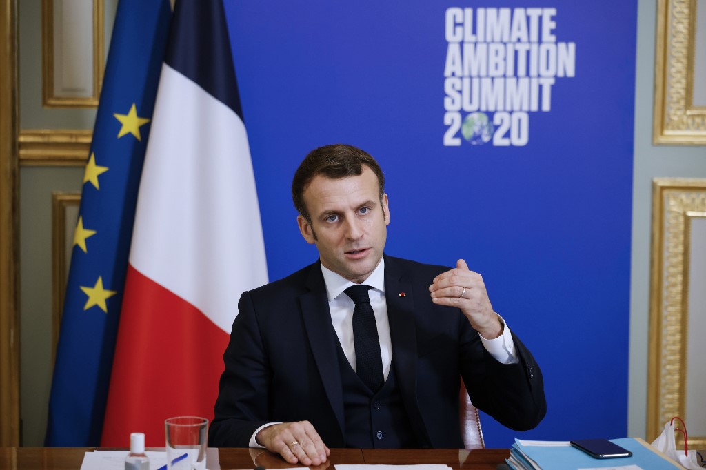 Le président français Emmanuel Macron fait des gestes en parlant lors de la réunion de vidéoconférence du Sommet ambition climat 2020 à l'Elysée à Paris, le 12 décembre 2020, alors que cette année marque le cinquième anniversaire de l'Accord de Paris adopté par 196 pays le 12 décembre 2015. (AFP)