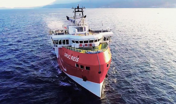Le navire de recherche Oruc Reis, qui est rentré au port après ses activités d'exploration gazière dans les eaux contestées de la Méditerranée orientale, est vu au large d'Antalya sur cette photo d'archive du 12 août 2020. (AFP)