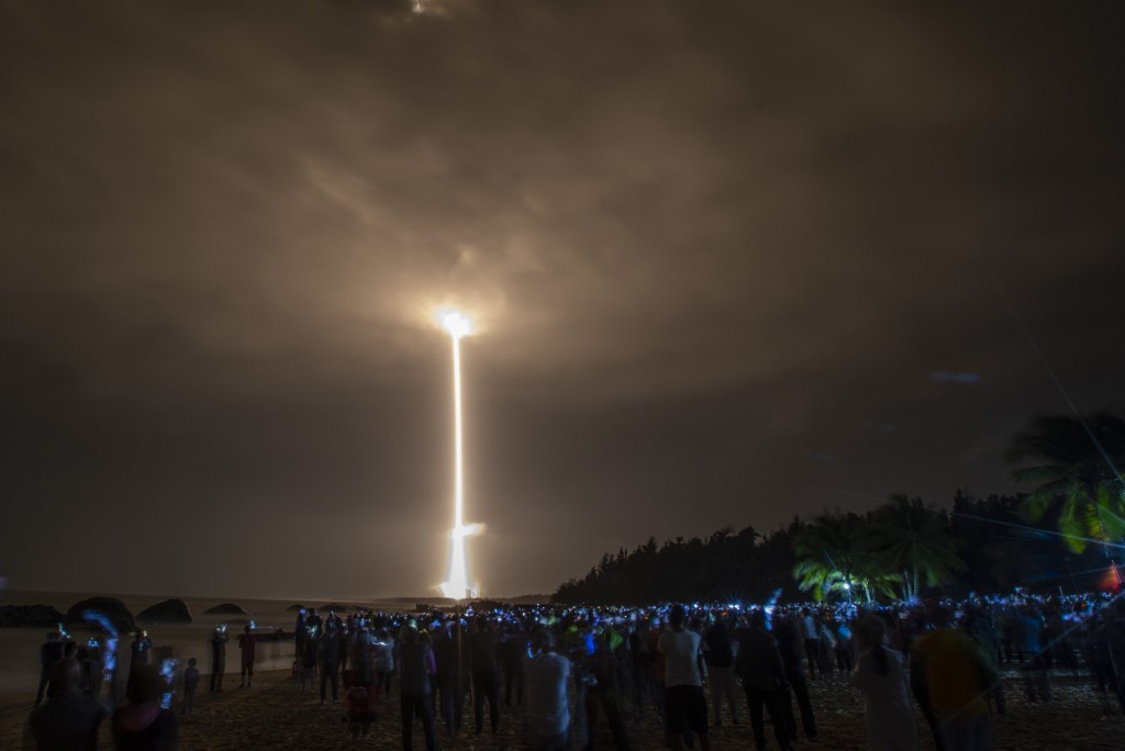 La longue fusée du transportant la sonde lunaire chinoise Chang'e lors de soon lancement. (AFP)