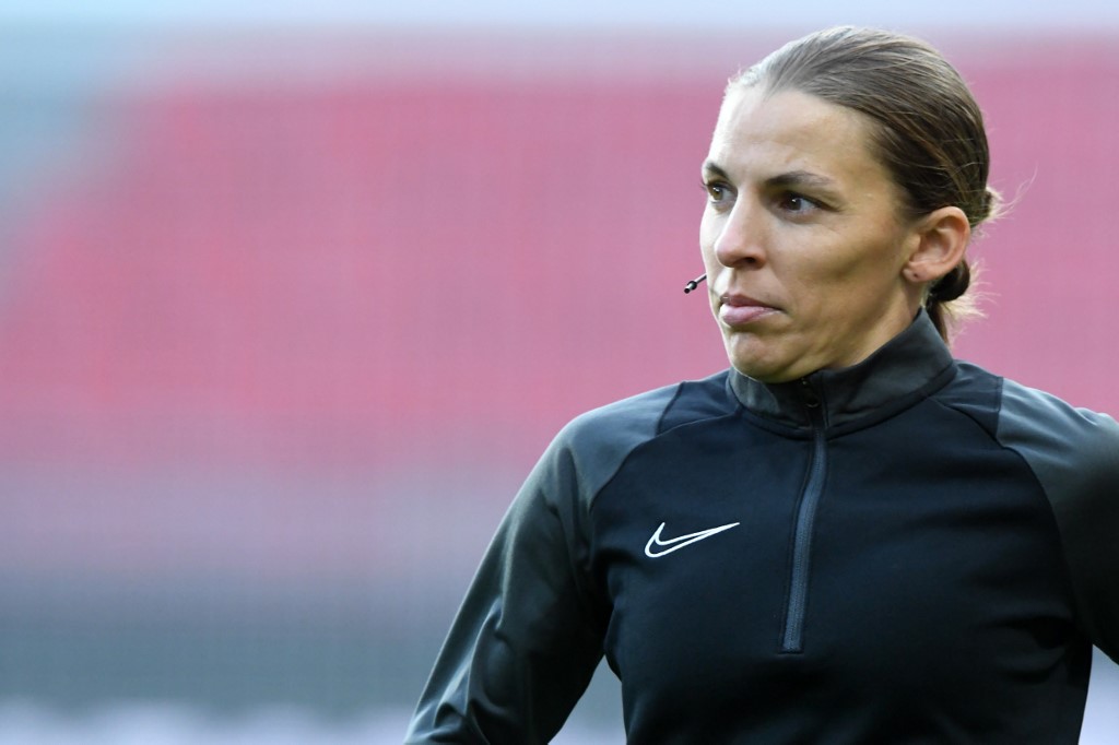 Frappart, une "petite voix" pour faire grandir l'arbitrage au féminin dans le foot