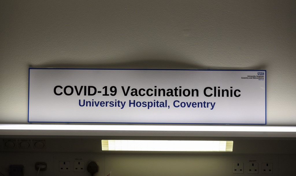 Les vaccins «ne signifient pas zéro Covid», prévient l'OMS