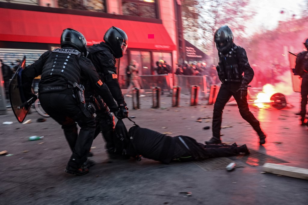 «Un cas d'école»: matraqué au sol par un policier en 2016, il n'a jamais pu le faire identifier
