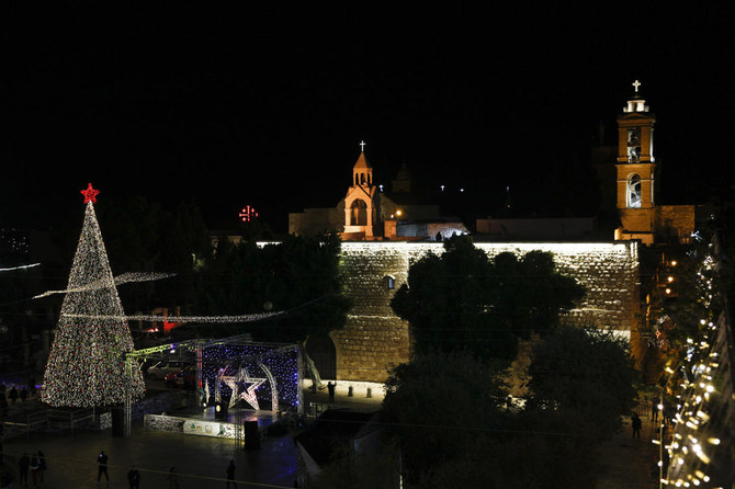 L’arbre de Noël devant l’église de la Nativité, traditionnellement considérée par les chrétiens comme le lieu de naissance de Jésus-Christ dans la ville de Bethléem (AP)