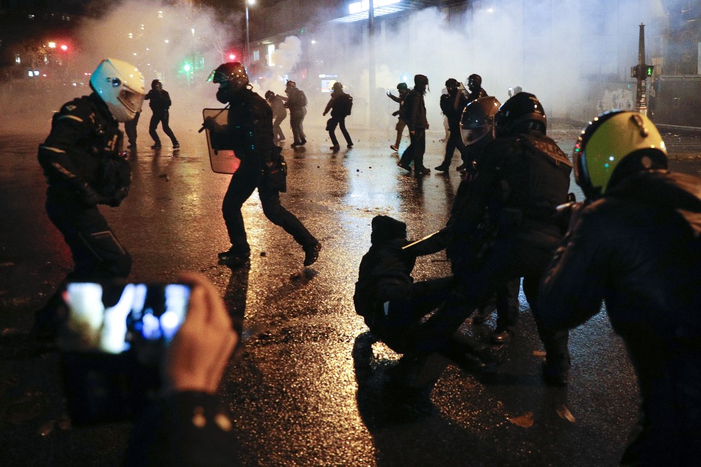 Selon une source policière, ces individus étaient au nombre de 4 à 500, au pic de la manifestation parisienne, dont ils ont occupé la tête du cortège. A Paris, 42 personnes ont été interpellées, a indiqué peu après 20h la Préfecture de police.(AFP°
