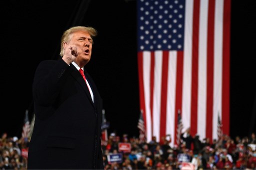 Trump martèle qu'il va gagner, lors de son premier meeting depuis la présidentielle