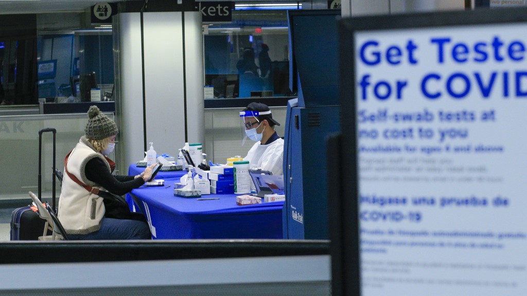 Une femme subit un test gratuit de Covid-19 à l'intérieur de Penn Station à New York.(AFP)